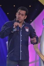 Salman Khan at IBN 7 Super Idols in Taj Land_s End on 20th March 2012 (84).JPG